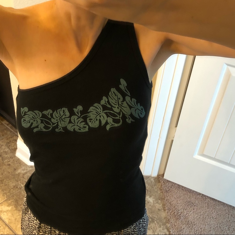 Hawaiian Style 🌺 Top - Picture 2 of 5